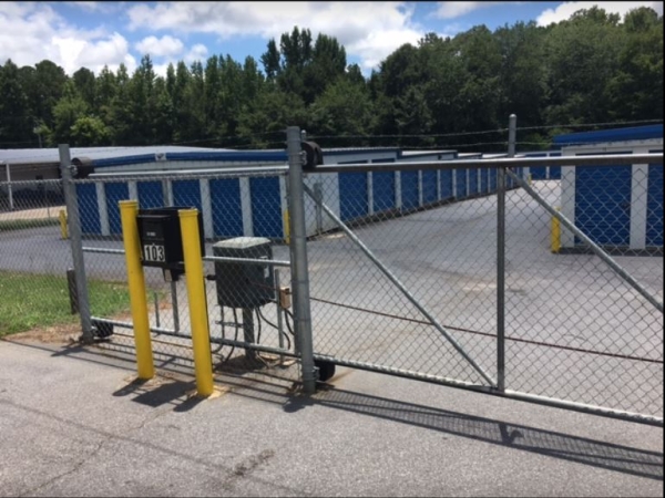 Facility photo: //images.sparefoot.com/medium/241558687915f856b43.jpg