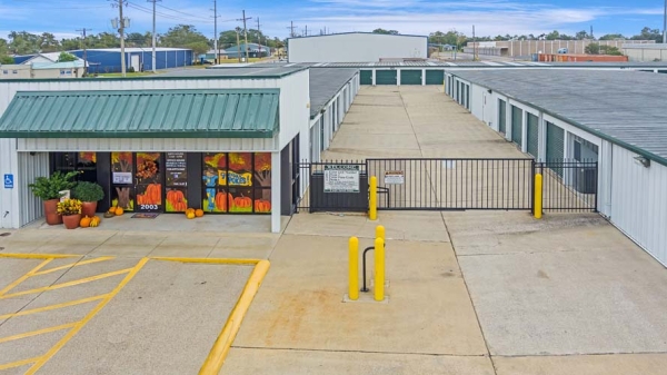 Facility photo: //images.sparefoot.com/medium/241563687a6674cc738.jpg