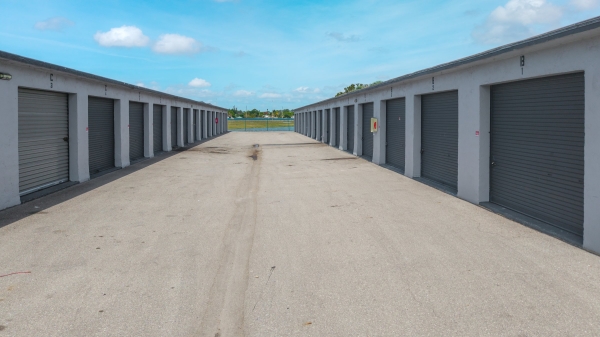Facility photo: //images.sparefoot.com/medium/2415666a0606bf61947.jpg
