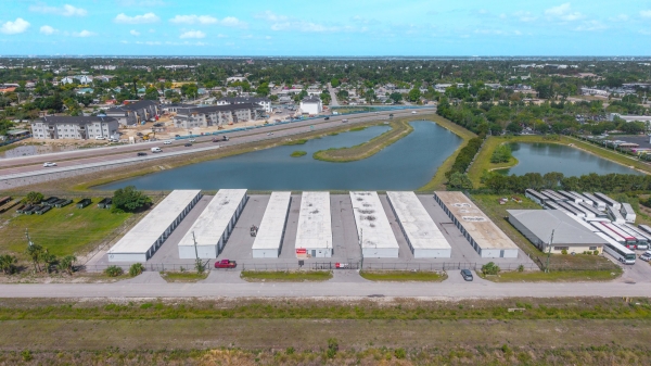 Facility photo: //images.sparefoot.com/medium/2415666a0606c300a2a.jpg