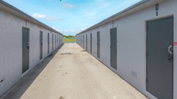 Facility photo: //images.sparefoot.com/medium/2415666a0606c5356c6.jpg
