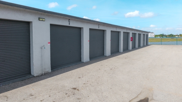 Facility photo: //images.sparefoot.com/medium/2415666a0606c71fe4d.jpg