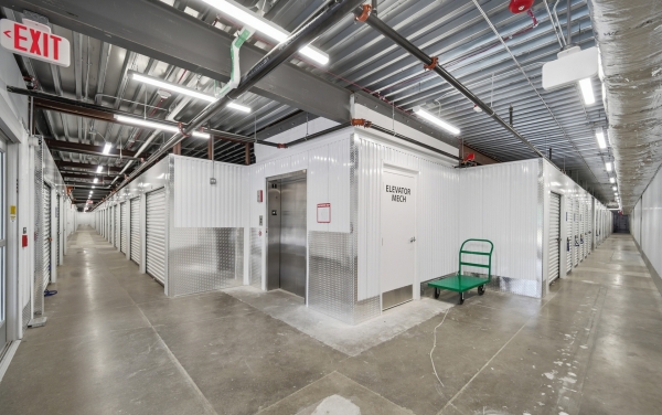 Facility photo: //images.sparefoot.com/medium/24157869f3781312fc1.jpg