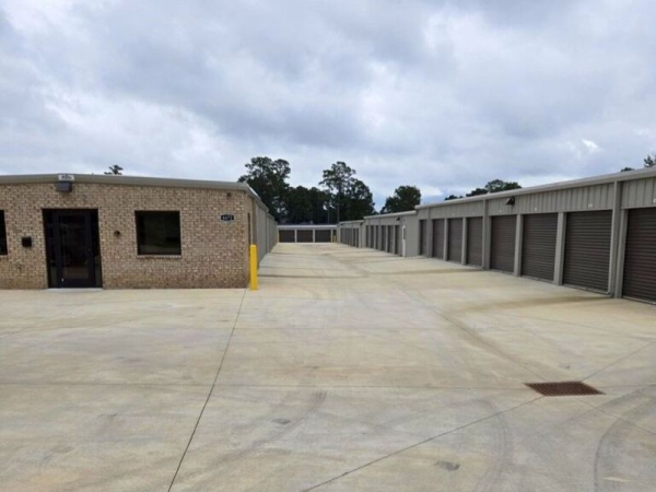 Facility photo: //images.sparefoot.com/medium/241583690285d0302f9.jpg