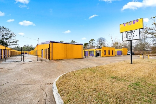Facility photo: //images.sparefoot.com/medium/24158968a49687e47b2.jpg