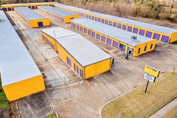 Facility photo: //images.sparefoot.com/medium/24158968a496b4eb801.jpg
