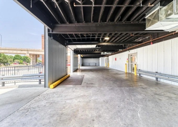 Facility photo: //images.sparefoot.com/medium/241594688107819717f.jpg