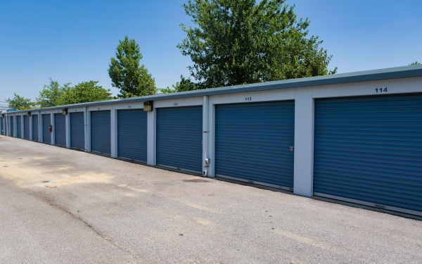 Facility photo: //images.sparefoot.com/medium/2415996882965d7d421.jpg