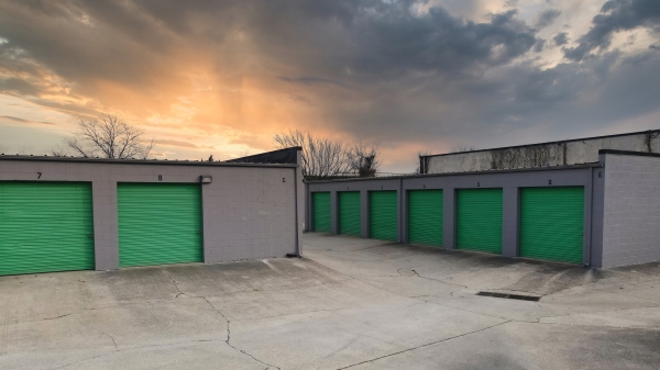 Facility photo: //images.sparefoot.com/medium/241603688282fe7e1e1.jpg