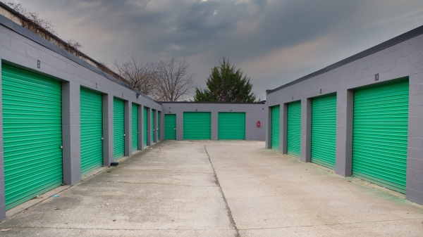 Facility photo: //images.sparefoot.com/medium/2416036882830d7fefd.jpg