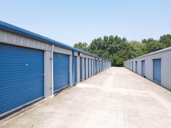 Facility photo: //images.sparefoot.com/medium/2416046883a9927a4c4.jpg