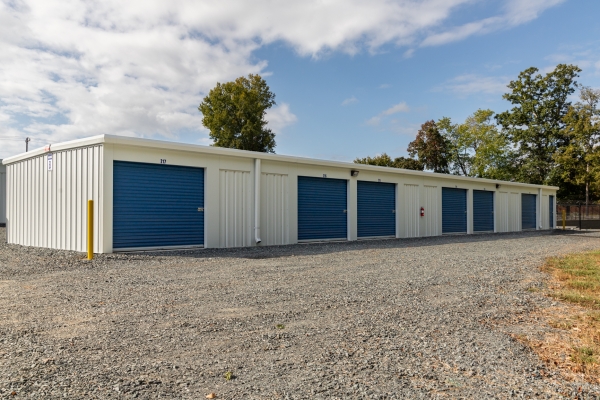 Facility photo: //images.sparefoot.com/medium/24160568eedf0dca1db.jpg