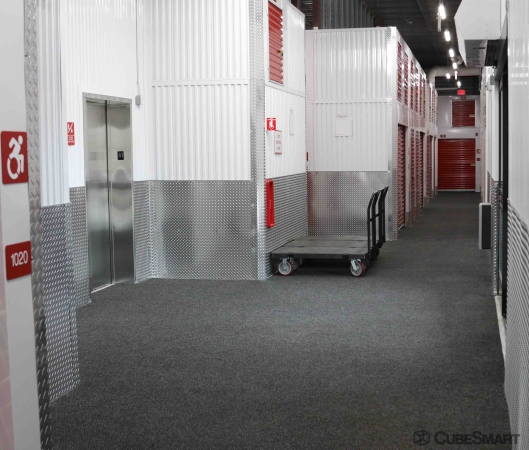 Facility photo: //images.sparefoot.com/medium/24161068b01e3a9314c.jpg