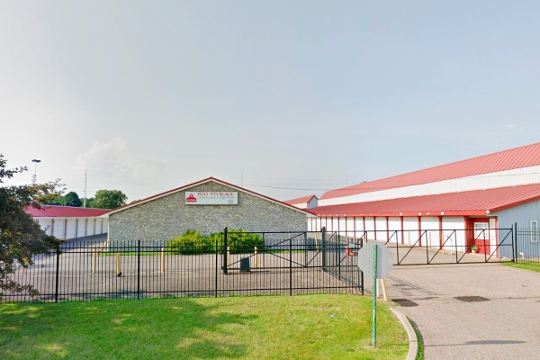 Facility photo: //images.sparefoot.com/medium/24161268a497977a4bc.jpg