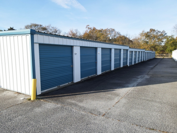 Facility photo: //images.sparefoot.com/medium/2416166881a682e7e5b.jpg