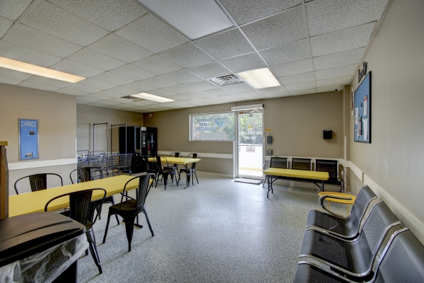 Facility photo: //images.sparefoot.com/medium/241640688cbbe5ac813.jpg