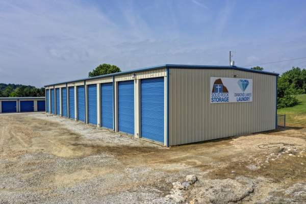 Facility photo: //images.sparefoot.com/medium/241640688cd63f88099.jpg