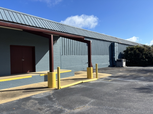 Facility photo: //images.sparefoot.com/medium/2416436886393103a1b.jpeg