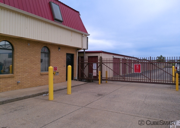 Facility photo: //images.sparefoot.com/medium/24165668a823d032819.jpg