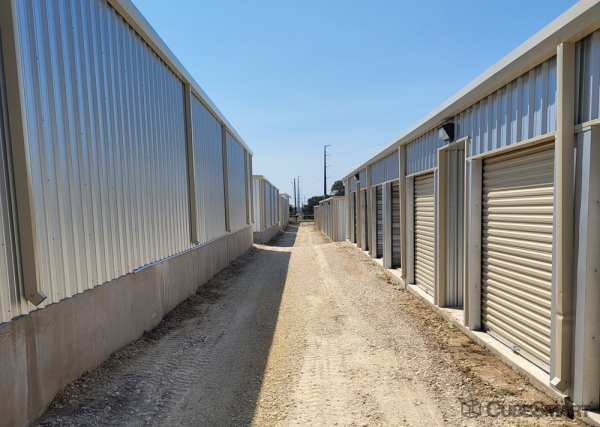 Facility photo: //images.sparefoot.com/medium/241660693d46344f9e8.jpg