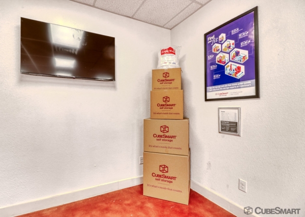 Facility photo: //images.sparefoot.com/medium/24166069774a1beed4d.jpg