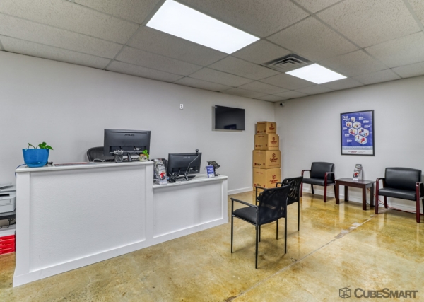 Facility photo: //images.sparefoot.com/medium/241661698c68d77b3f3.jpg