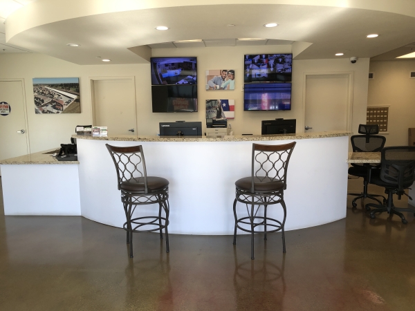 Facility photo: //images.sparefoot.com/medium/241689688bab5e9f9fe.jpg