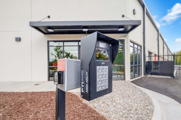 Facility photo: //images.sparefoot.com/medium/2417066914e115ae758.jpg