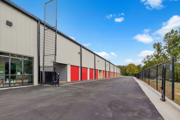 Facility photo: //images.sparefoot.com/medium/2417066914e370b0458.jpg