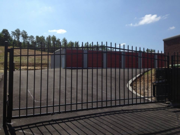 Facility photo: //images.sparefoot.com/medium/241711688915842518e.jpg