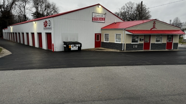 Facility photo: //images.sparefoot.com/medium/24171768893743a32b9.jpg
