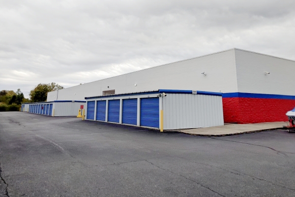Facility photo: //images.sparefoot.com/medium/24171868b8021e84b34.jpg