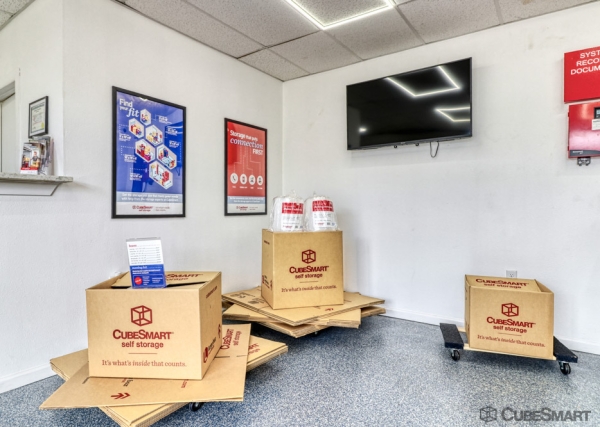 Facility photo: //images.sparefoot.com/medium/24171969dcb98322eba.jpg