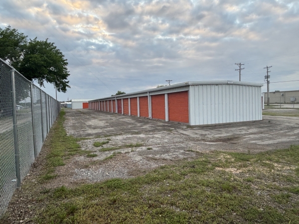 Facility photo: //images.sparefoot.com/medium/241740688b5b815d2e2.jpeg