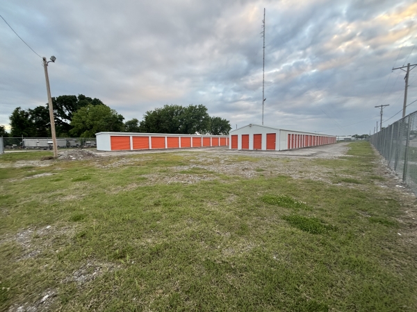 Facility photo: //images.sparefoot.com/medium/241740688b5b9061e58.jpeg