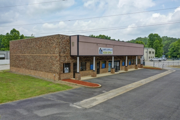 Facility photo: //images.sparefoot.com/medium/241745688cdb415d5b0.jpg