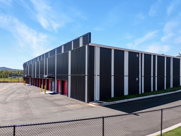 Facility photo: //images.sparefoot.com/medium/2417476914ea28ce020.jpg