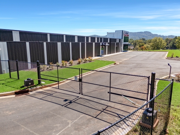 Facility photo: //images.sparefoot.com/medium/2417476914eaa68c5f6.jpg