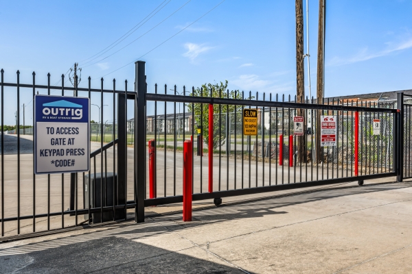 Facility photo: //images.sparefoot.com/medium/2417496914edca2a5b8.jpg