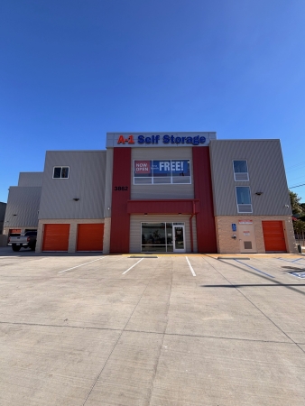 Facility photo: //images.sparefoot.com/medium/24175668e4342083582.jpg