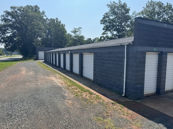 Facility photo: //images.sparefoot.com/medium/2417616892122603be1.jpg
