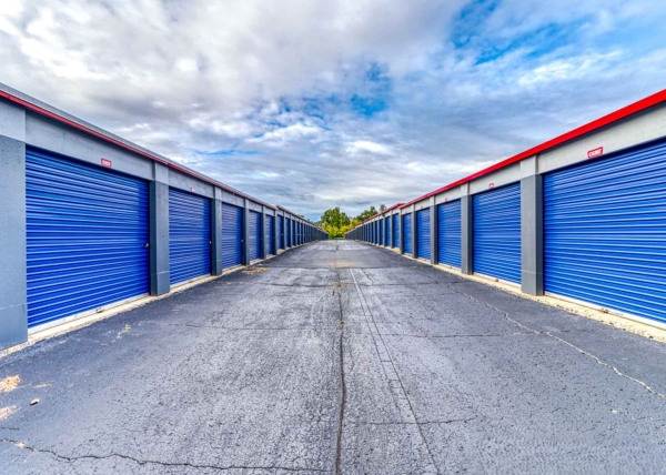 Facility photo: //images.sparefoot.com/medium/24176968921aa3cad82.jpg