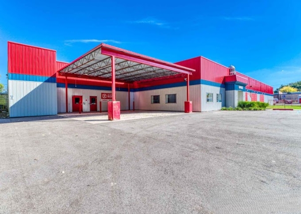 Facility photo: //images.sparefoot.com/medium/24177168921ca748025.jpg