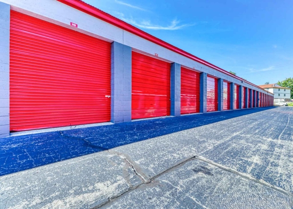 Facility photo: //images.sparefoot.com/medium/24177268921d7278e6d.jpg