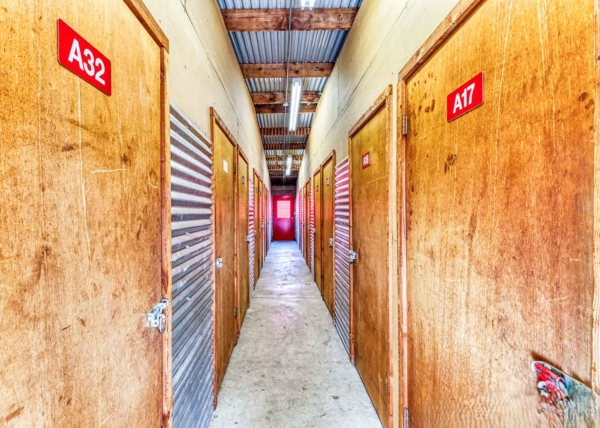 Facility photo: //images.sparefoot.com/medium/24177268921d7537dad.jpg