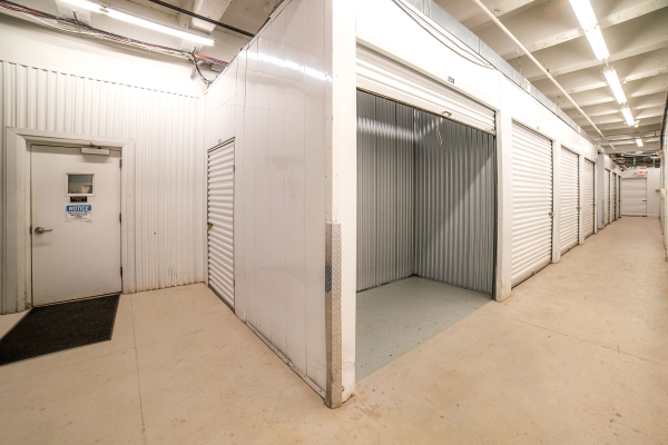 Facility photo: //images.sparefoot.com/medium/24177968910ab64bae7.jpg