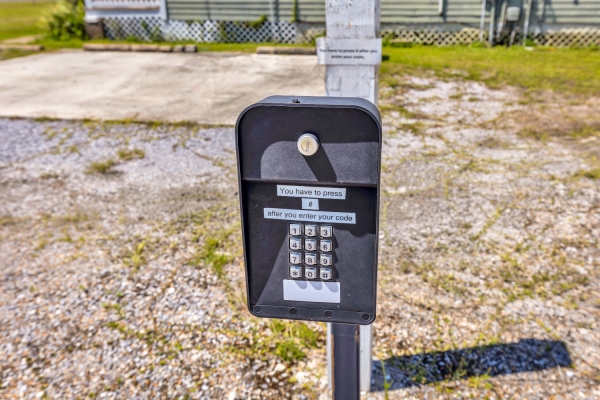 Facility photo: //images.sparefoot.com/medium/24179668d31f964f0e2.jpg