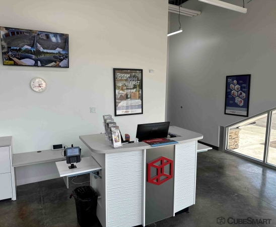 Facility photo: //images.sparefoot.com/medium/241805689c3bb2ba599.jpg