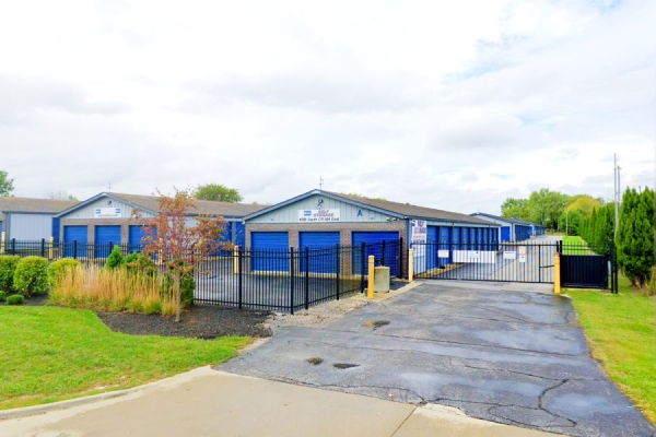 Facility photo: //images.sparefoot.com/medium/241842689f6c5283da1.jpg