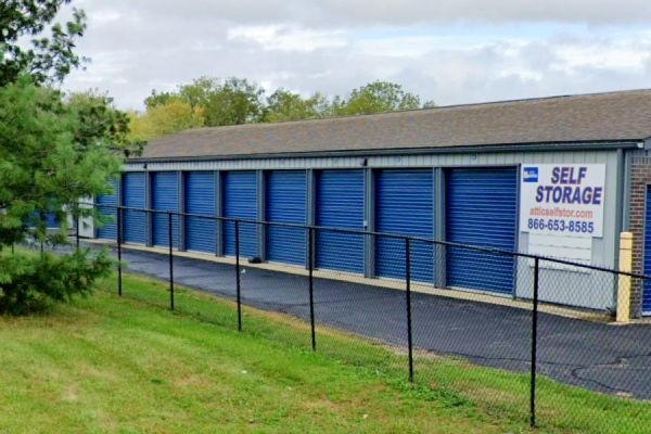 Facility photo: //images.sparefoot.com/medium/241842689f6c5354e5f.jpg